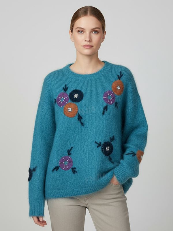 Женский вязаный свитер бирюзового цвета с яркой цветочной вышивкой