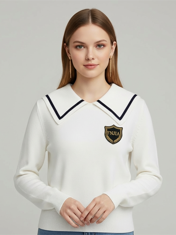 Женский вязаный свитер с белым матросским воротником и контрастной отделкой и эмблемой