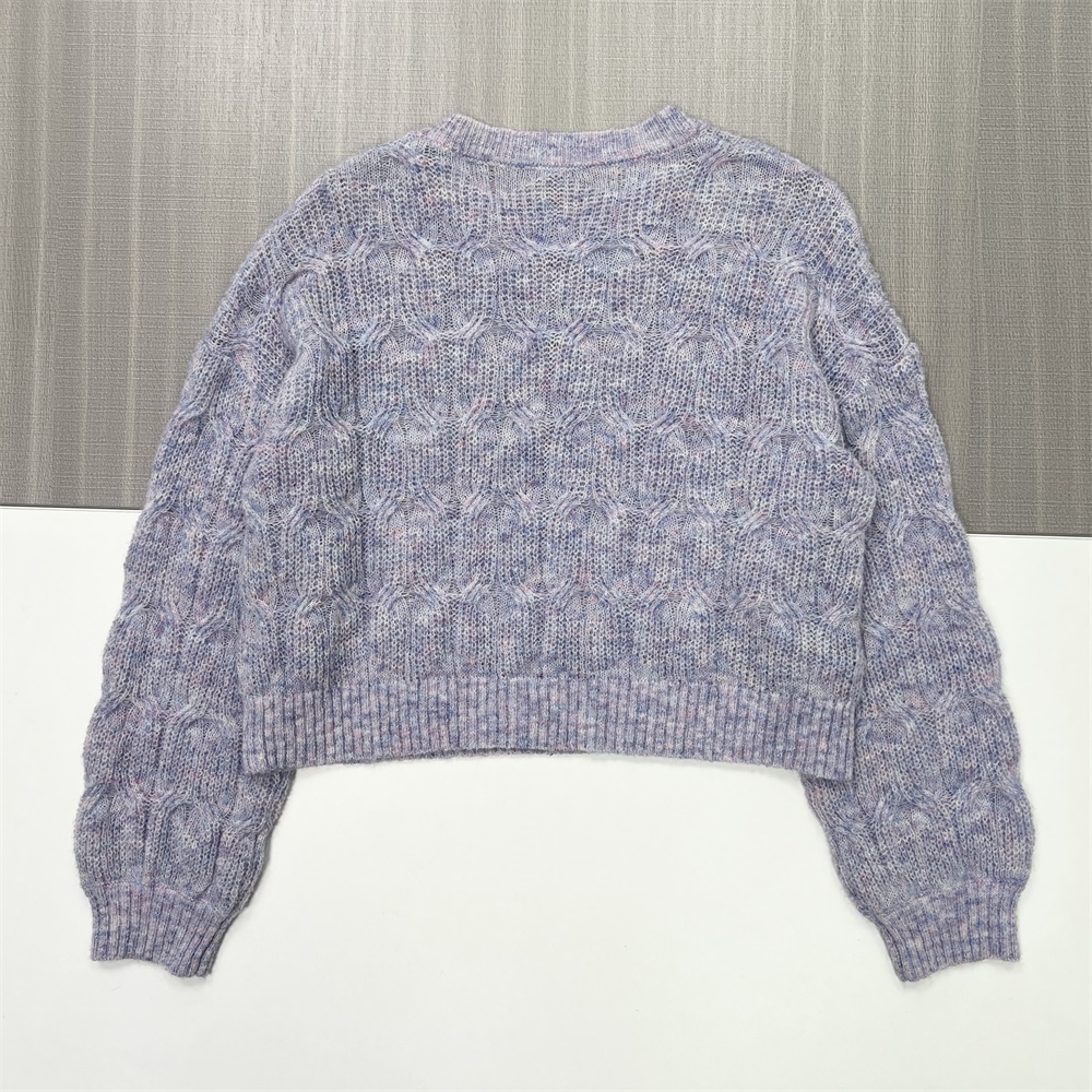 Женский свитер крупной вязки лавандового цвета (оверсайз, укороченный силуэт)