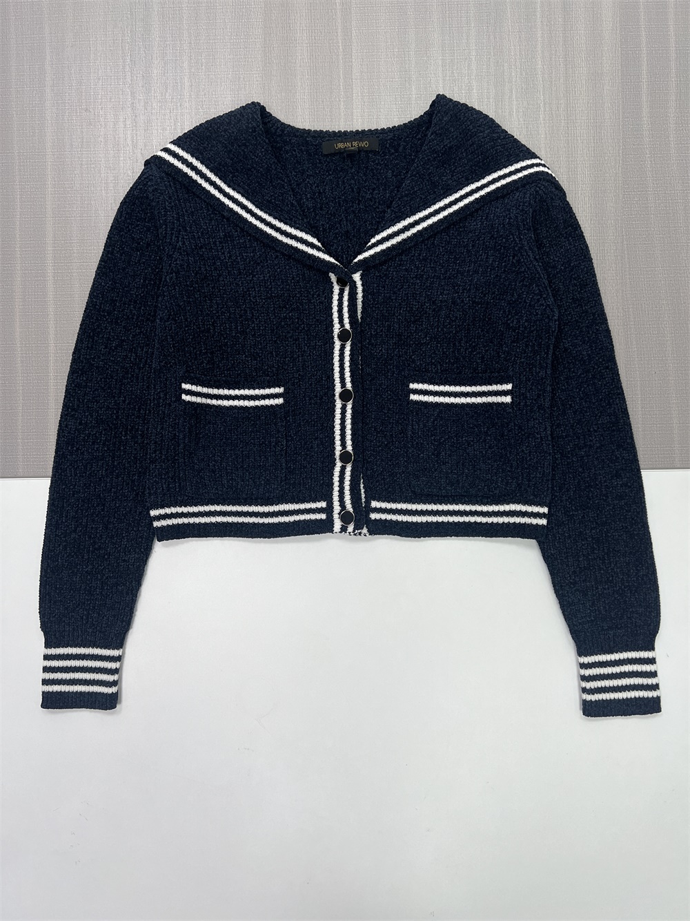 Женский укороченный вязаный кардиган с темно-синим матросским воротником и контрастными полосками