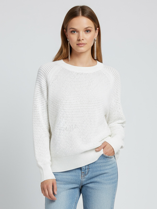 Женский белый свитер ажурной вязки с круглым вырезом горловины (текстурированный сетчатый узор)