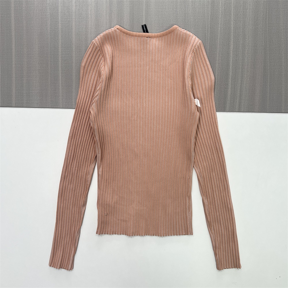 Женский вязаный свитер в рубчик розового цвета с круглым вырезом горловины и приталенным длинным рукавом