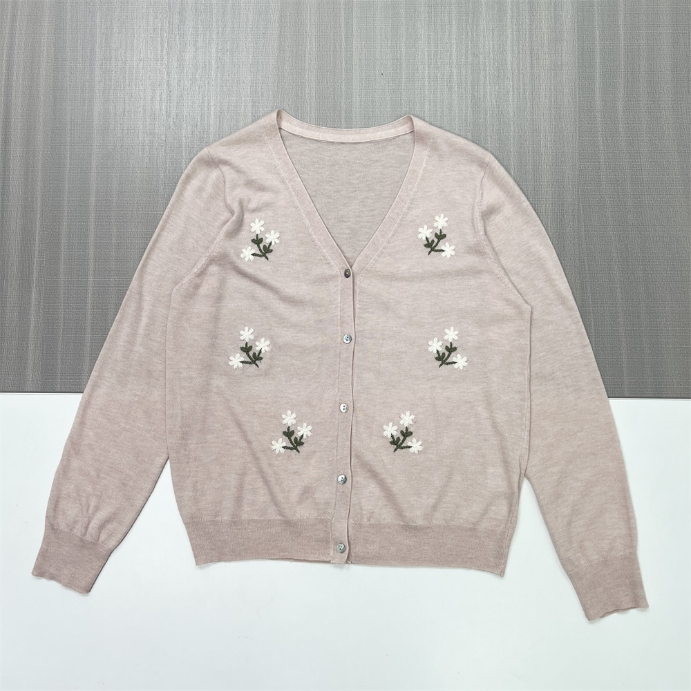 Женский вязаный кардиган розового цвета с белой цветочной вышивкой