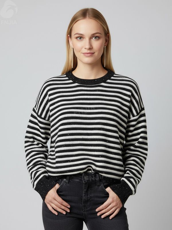 Женский вязаный свитер в черно-белую полоску (блестящие детали, укороченный крой)