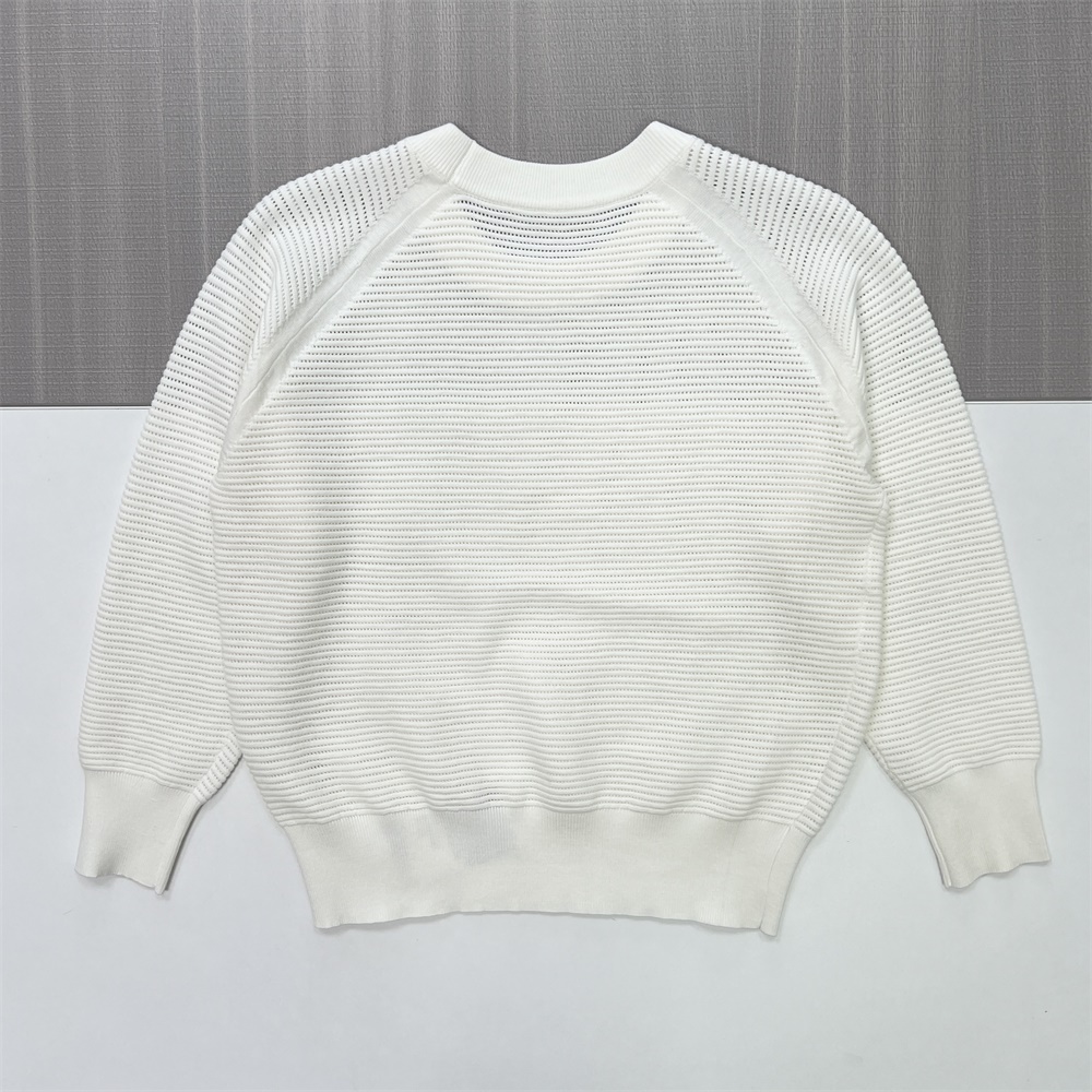 Женский белый свитер ажурной вязки с круглым вырезом горловины (текстурированный сетчатый узор)