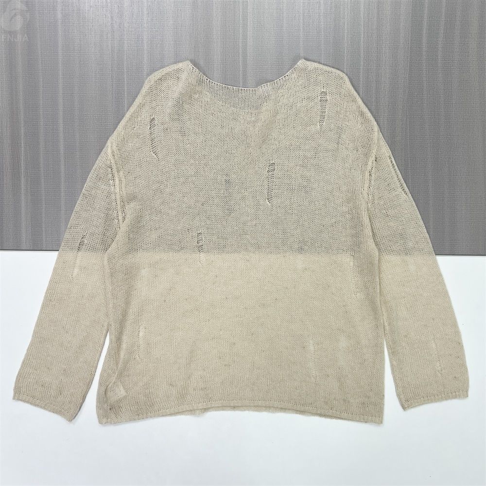 Женский бежевый свитер ажурной вязки из потертого трикотажа (вырез лодочкой, приталенный крой)