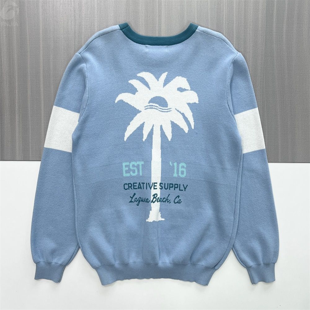 Женский светло-голубой свитер университетской вязки с графическим рисунком (круглый вырез горловины, рукава в контрастную полоску)