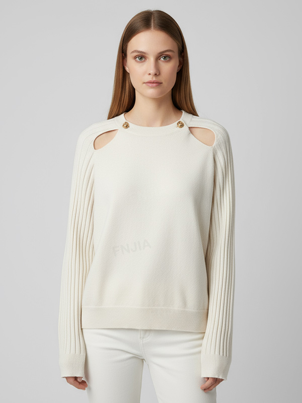 Женский вязаный свитер цвета слоновой кости (круглый вырез, вырезы на плечах с металлическими вставками)