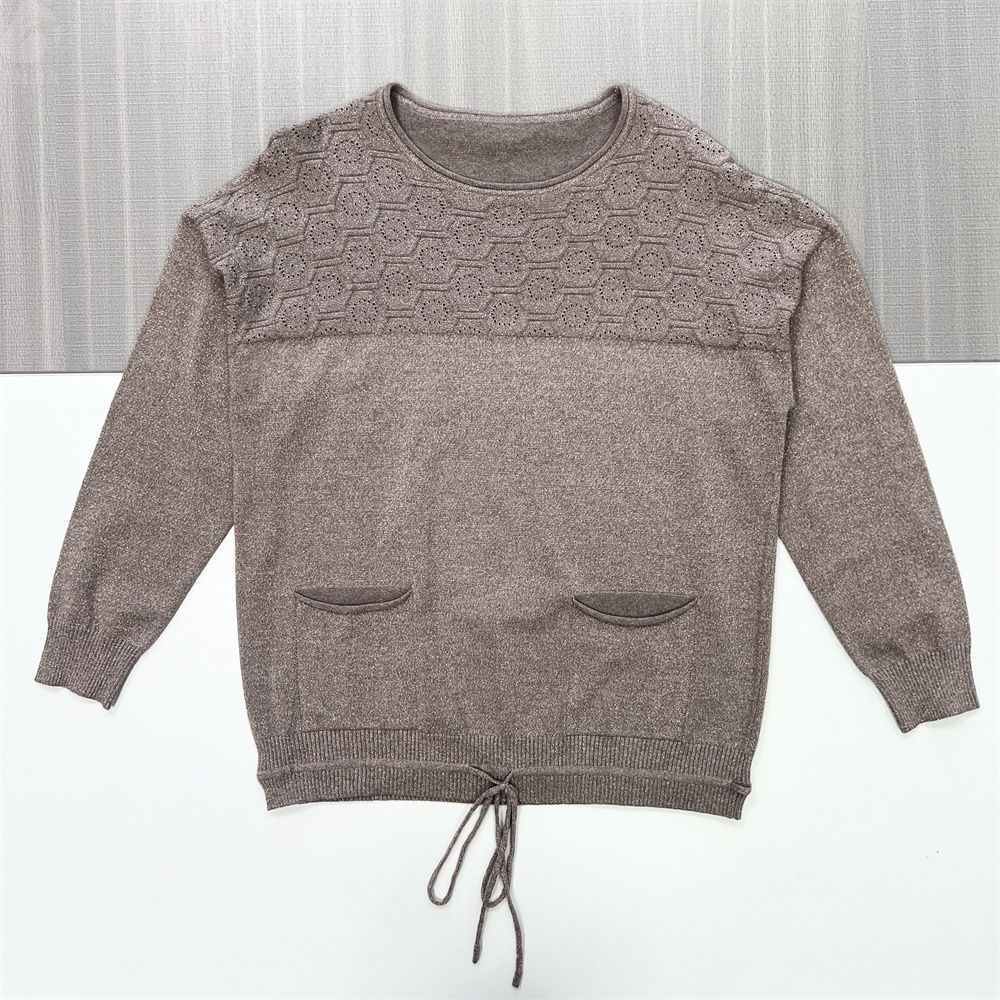 Женский темно-серый свитер ажурной вязки (круглый вырез горловины, завязки на талии и накладные карманы)