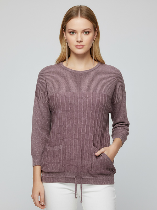 Женский свитер фактурной вязки сиреневого цвета (круглый вырез горловины, накладные карманы и низ на завязках)