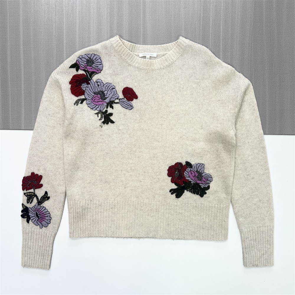 Женский бежевый вязаный свитер с цветочной вышивкой (фиолетово-красный мотив)