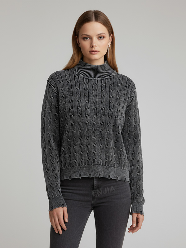 Женский укороченный свитер-водолазка из плотной вязки цвета древесного угля с высоким воротом