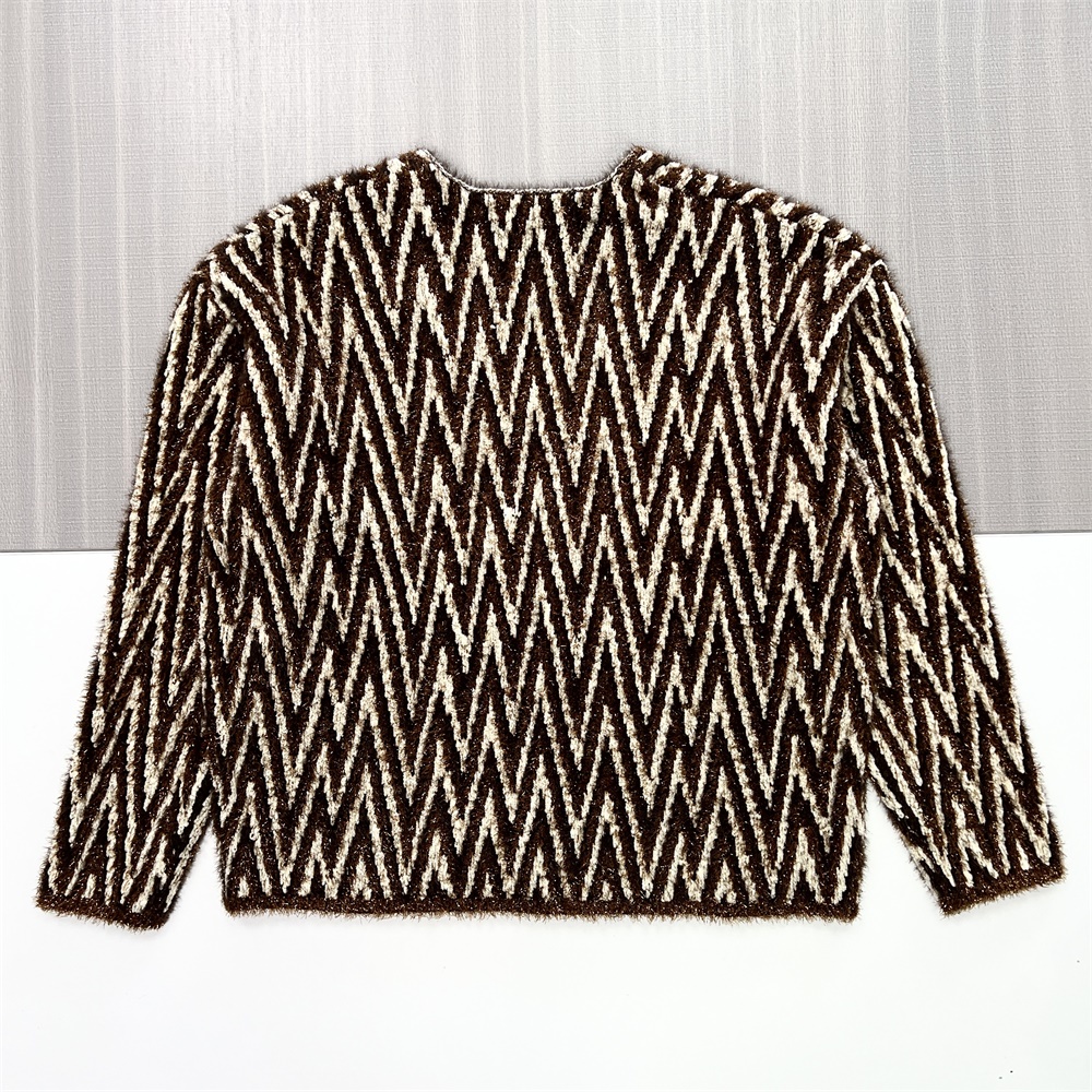 Женский свитер коричнево-кремовой вязки с шевронами (V-образный вырез, пушистая текстура)