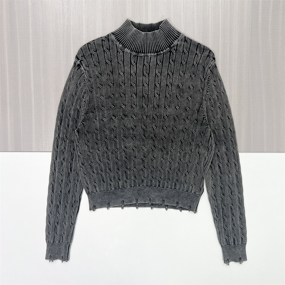 Женский укороченный свитер-водолазка из плотной вязки цвета древесного угля с высоким воротом