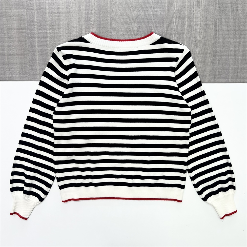 Женский вязаный свитер в черно-белую полоску (круглый вырез, контрастная красная отделка)