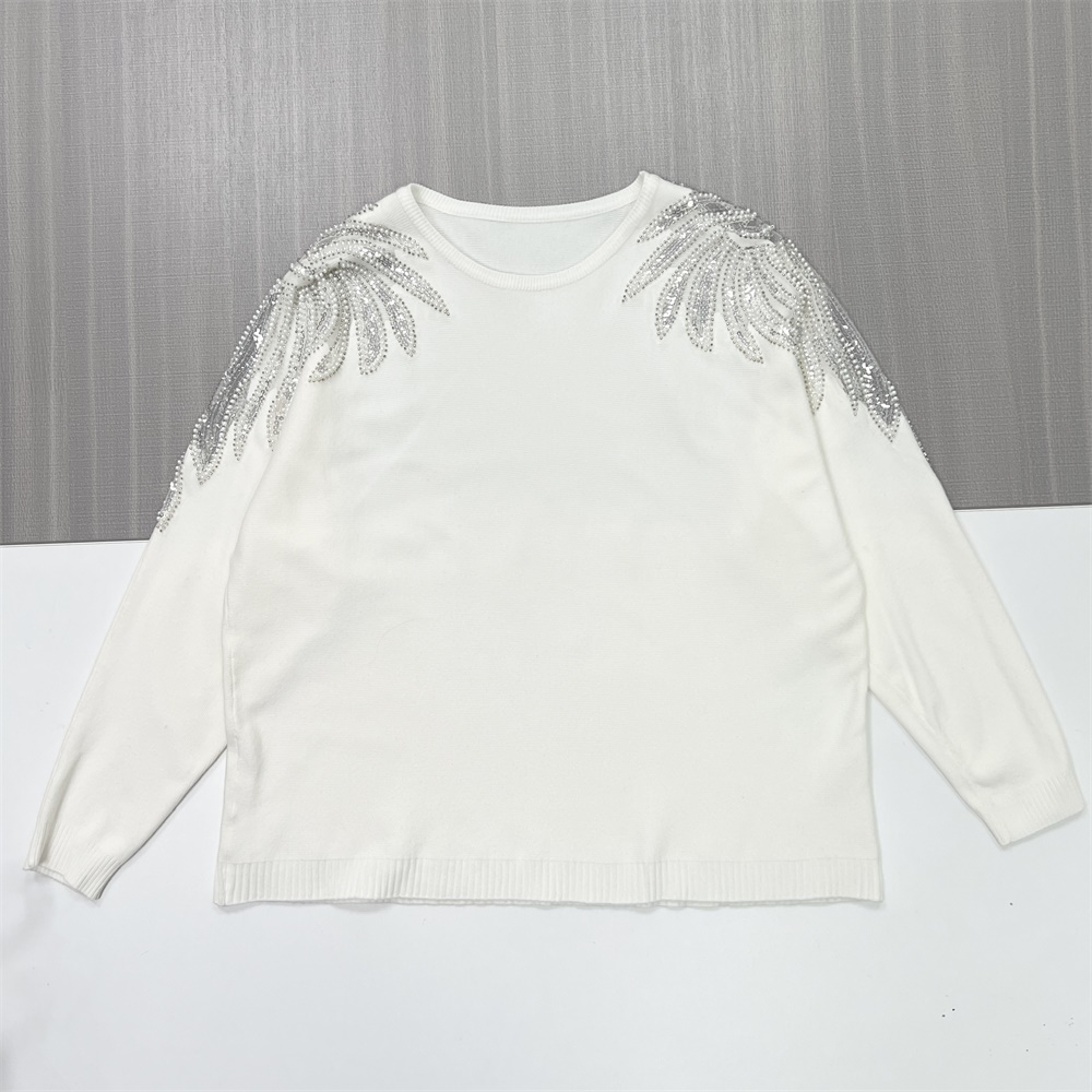 Женский белый вязаный свитер с блестящими украшениями в виде пальмовых листьев на плечах