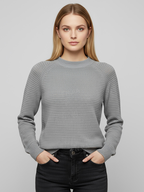 Женский серый свитер ажурной вязки с круглым вырезом горловины (текстурированный сетчатый узор)