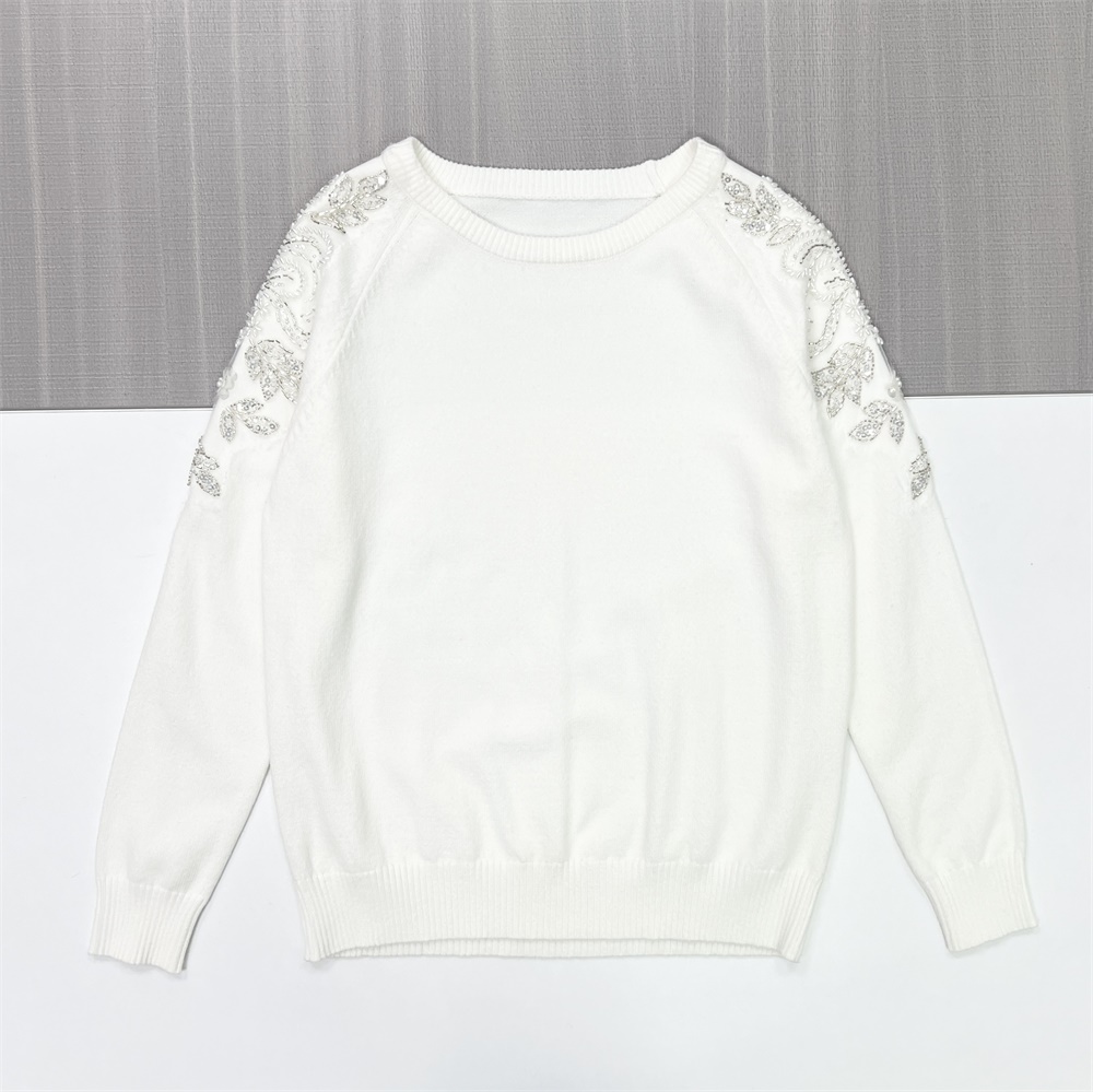 Женский белый вязаный свитер с блестящей вышивкой на плече