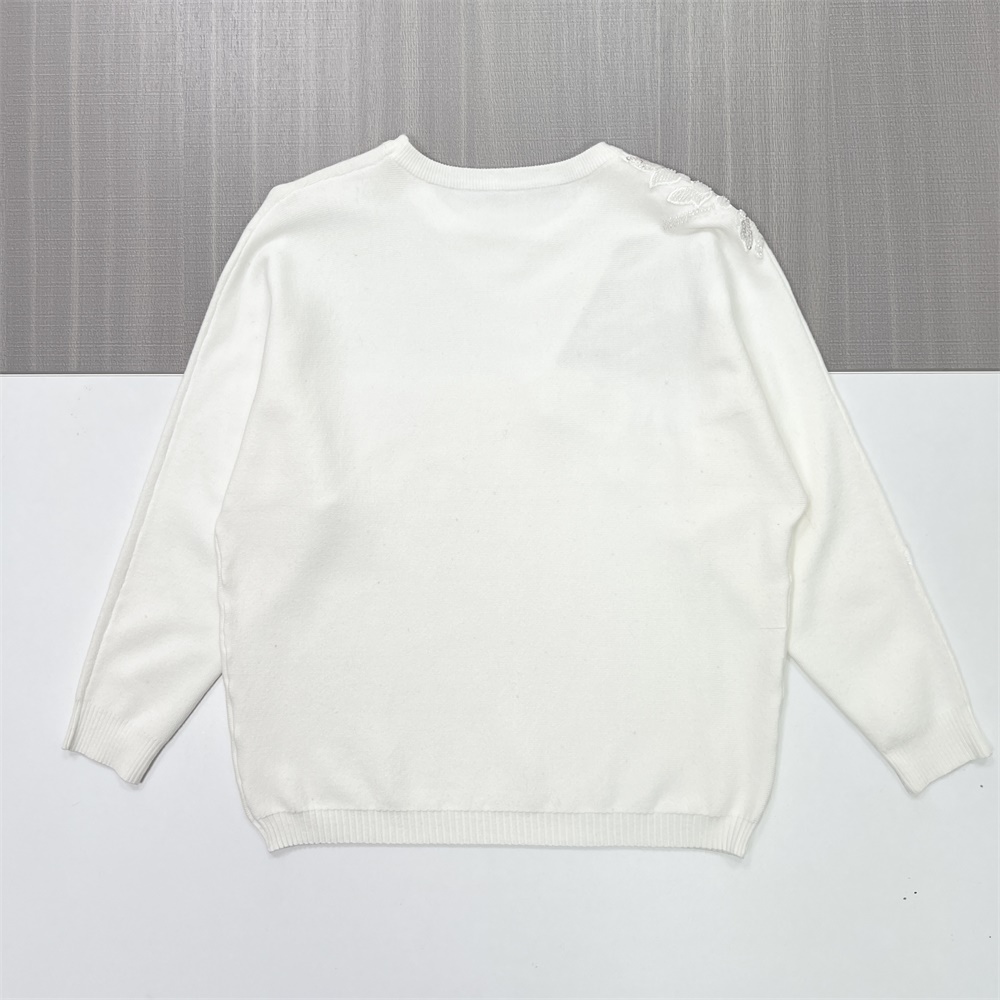 Женский белый вязаный свитер с мерцающим цветочным узором и украшением из перьев на плече