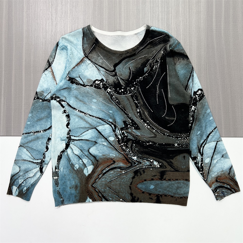 Женский вязаный свитер с мраморным узором и украшениями из блесток и бисера