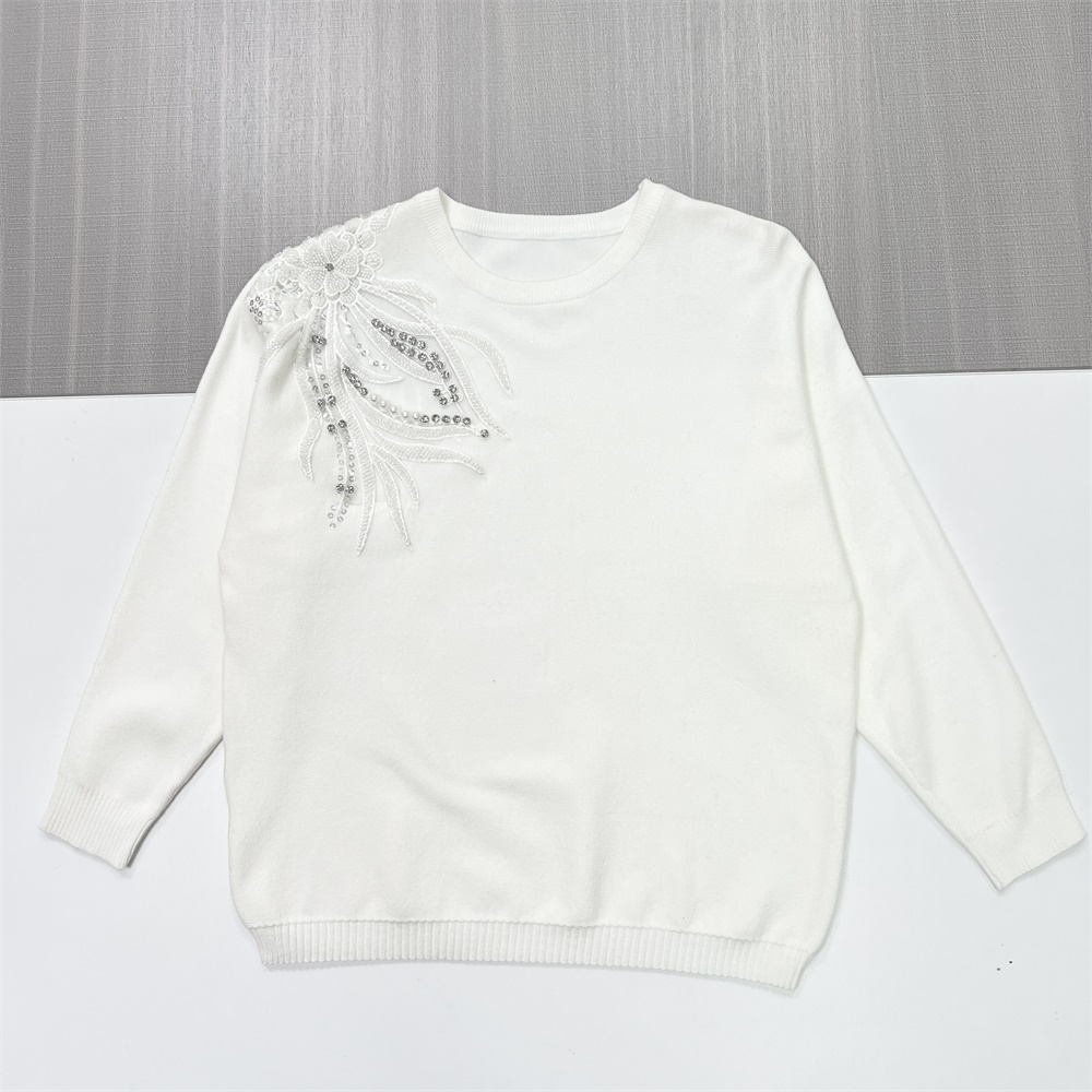 Женский белый вязаный свитер с мерцающим цветочным узором и украшением из перьев на плече
