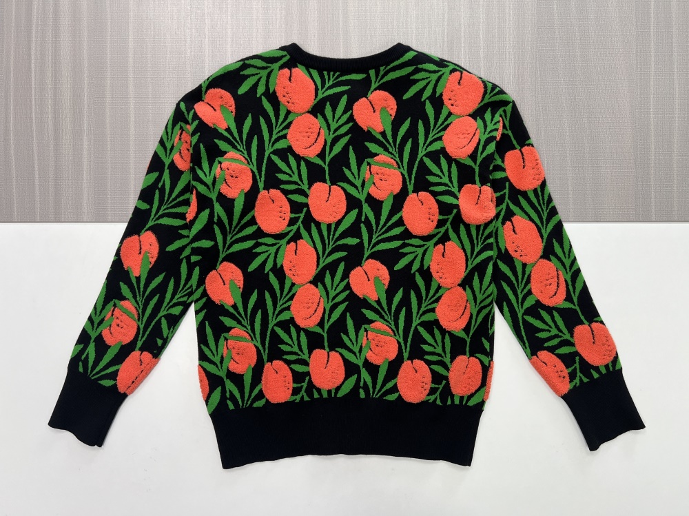 Женский вязаный свитер черного цвета с цветочным узором (кораллово-зеленый ботанический узор)