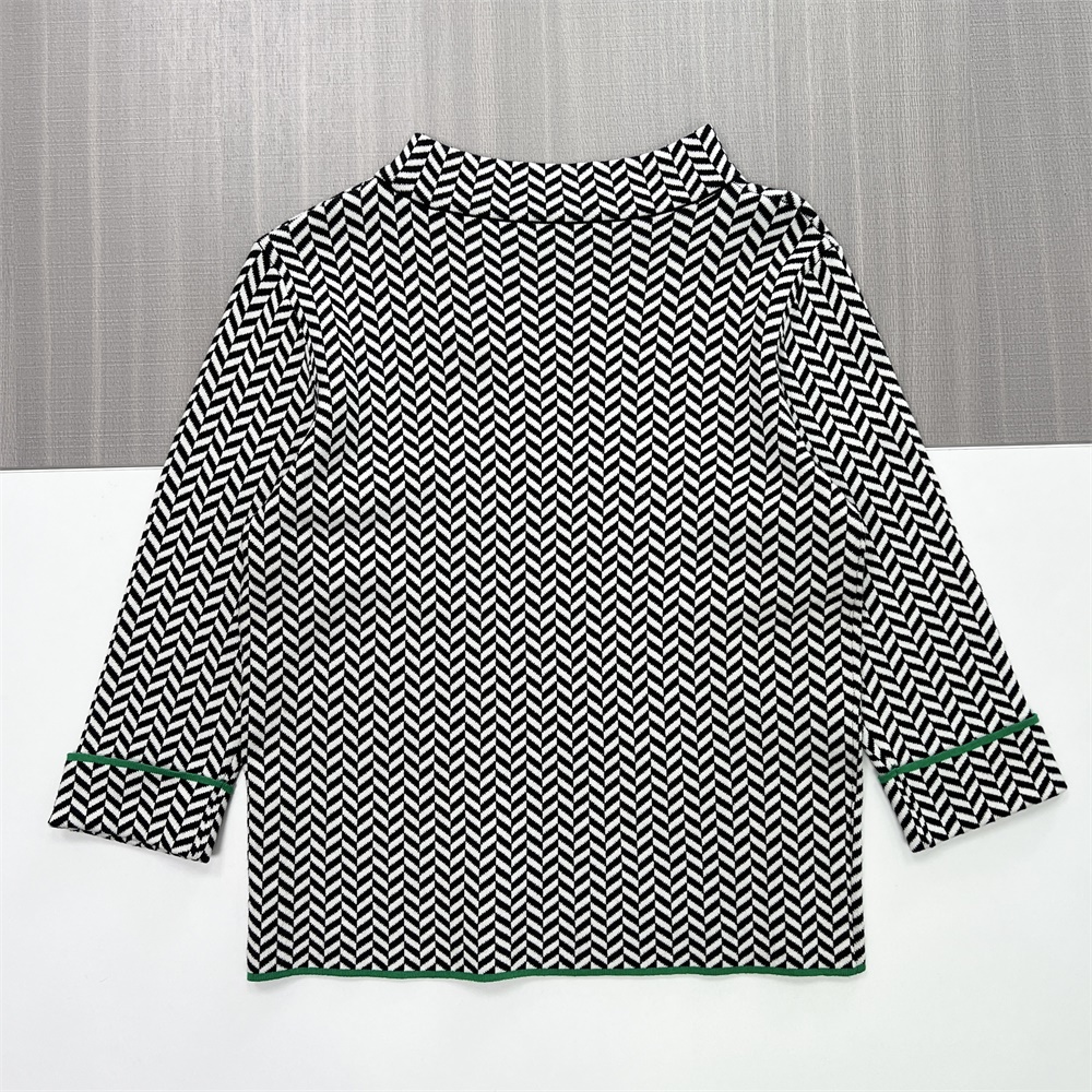 Женский черно-белый вязаный топ в елочку (воротник-стойка, рукав 3/4 с зеленой отделкой)