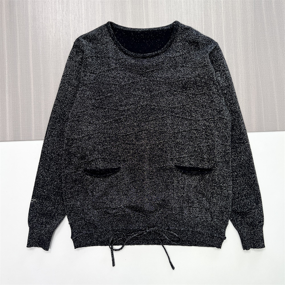 Женский вязаный свитер черного цвета с блестками (круглый вырез, накладные карманы и низ на завязках)