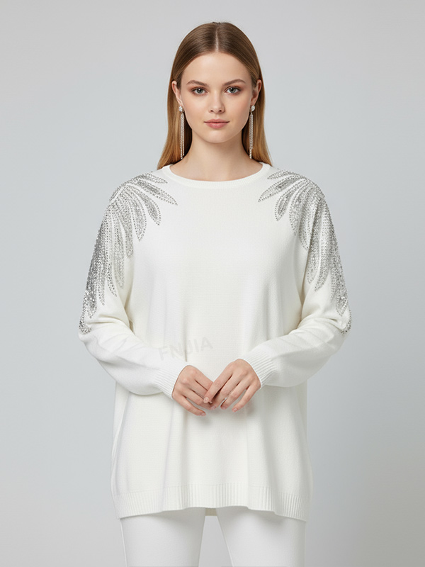 Женский белый вязаный свитер с блестящими украшениями в виде пальмовых листьев на плечах