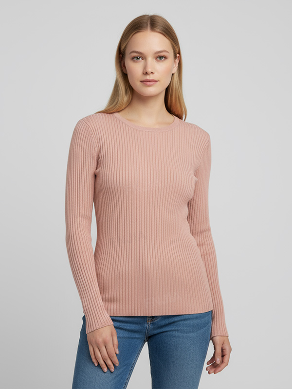 Женский вязаный свитер в рубчик розового цвета с круглым вырезом горловины и приталенным длинным рукавом