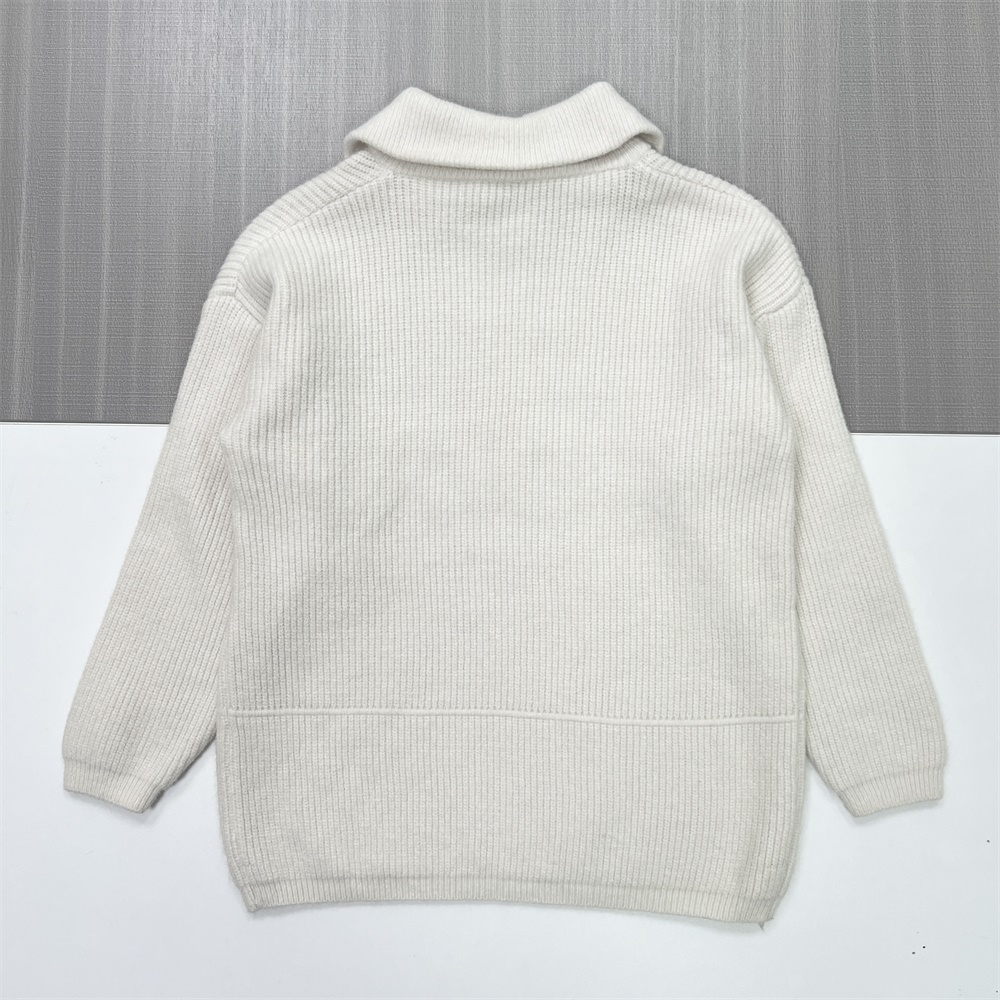 Женский свитер поло из трикотажа в рубчик цвета слоновой кости с воротником-стойкой на молнии и кольцом