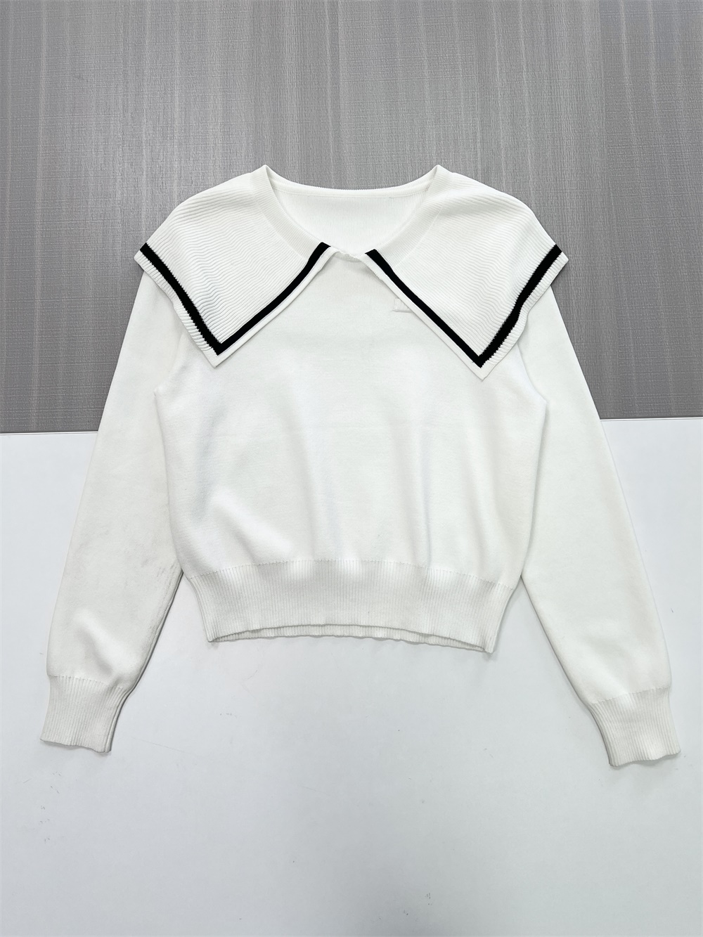 Женский вязаный свитер с белым матросским воротником и черной контрастной отделкой