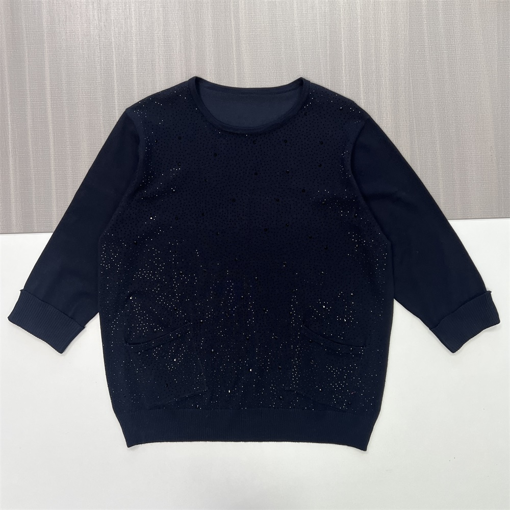 Женский вязаный свитер темно-синего цвета, украшенный блестками (круглый вырез, рукав 3/4 и накладные карманы)