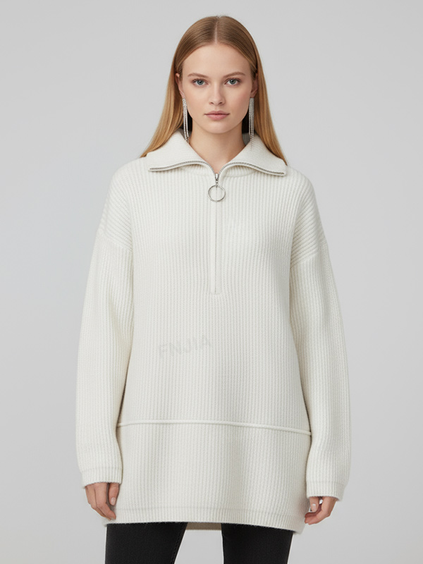 Женский свитер поло из трикотажа в рубчик цвета слоновой кости с воротником-стойкой на молнии и кольцом