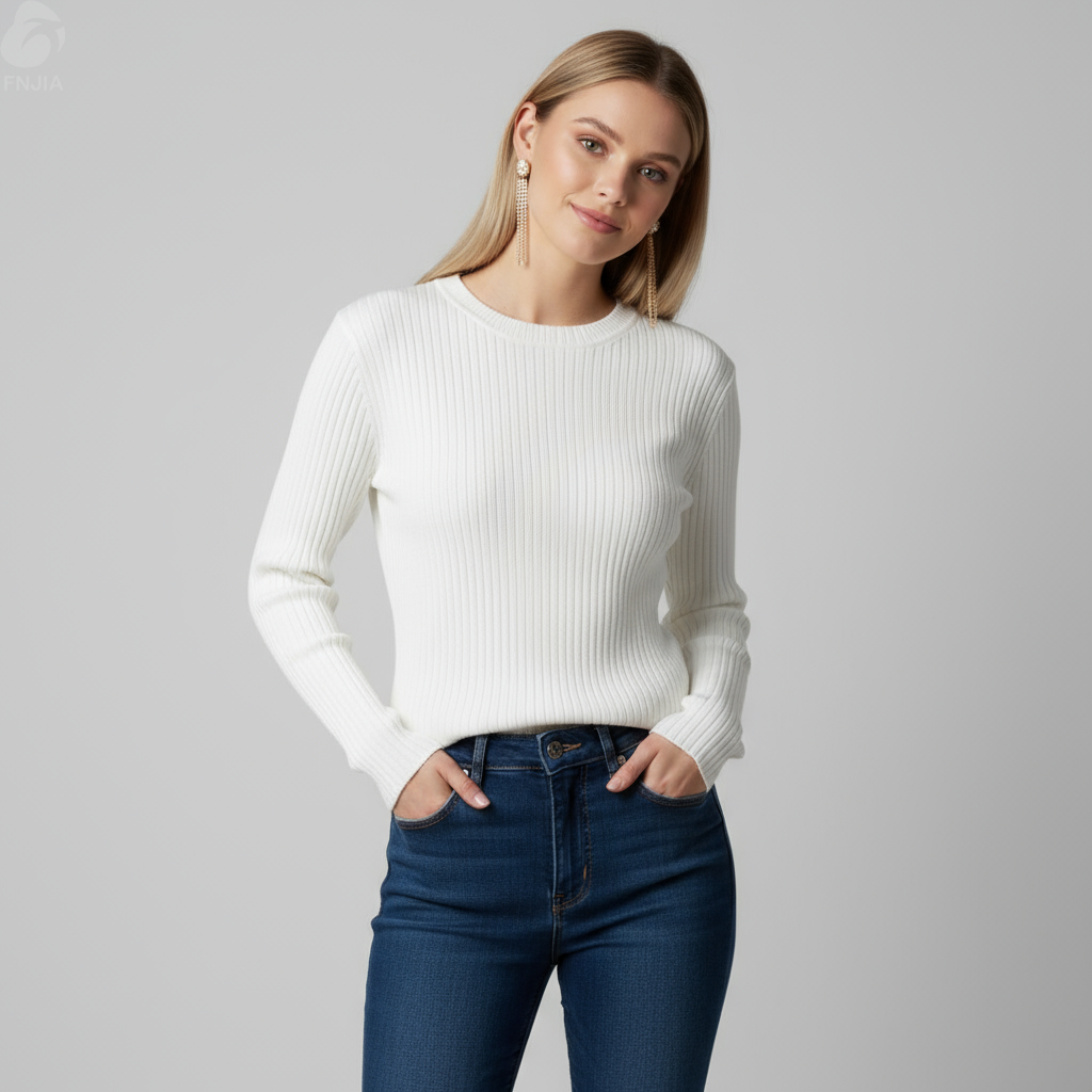 Женский белый укороченный свитер из трикотажа в рубчик (круглый вырез горловины, приталенный длинный рукав)