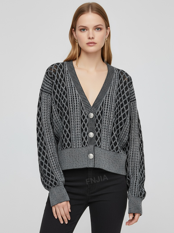 Женский укороченный вязаный кардиган с V-образным вырезом и серо-черными ромбами