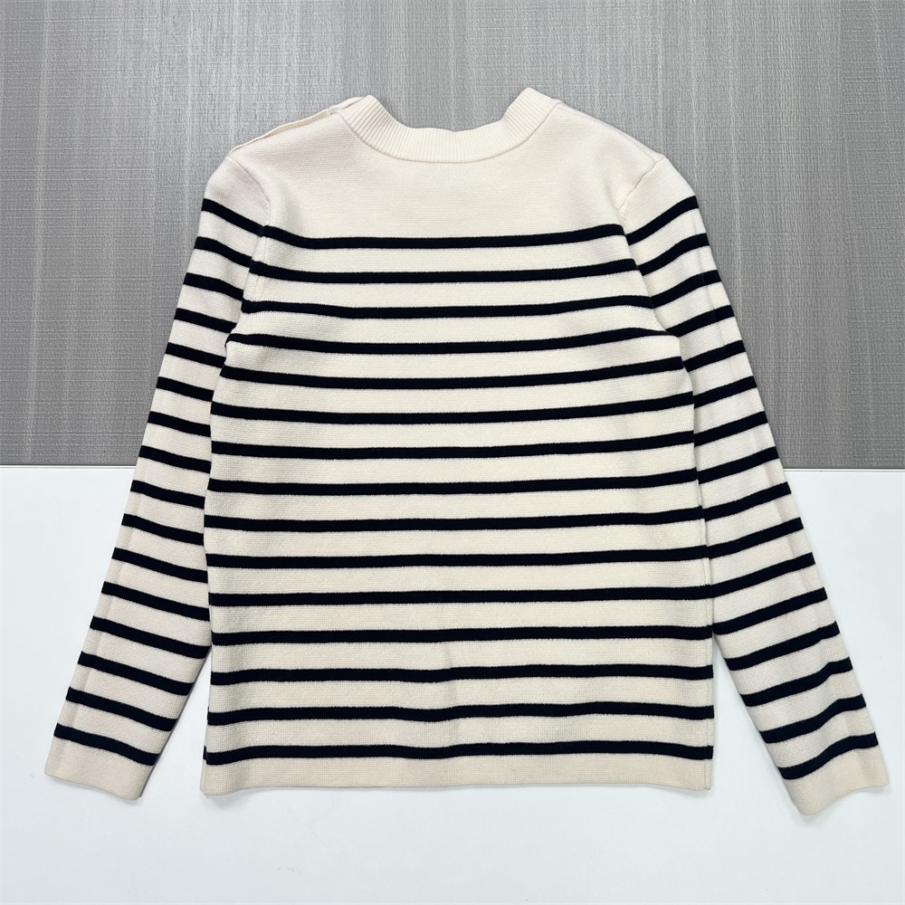 Женский вязаный свитер в полоску цвета слоновой кости и черного цвета (круглый вырез, пуговицы на плечах)