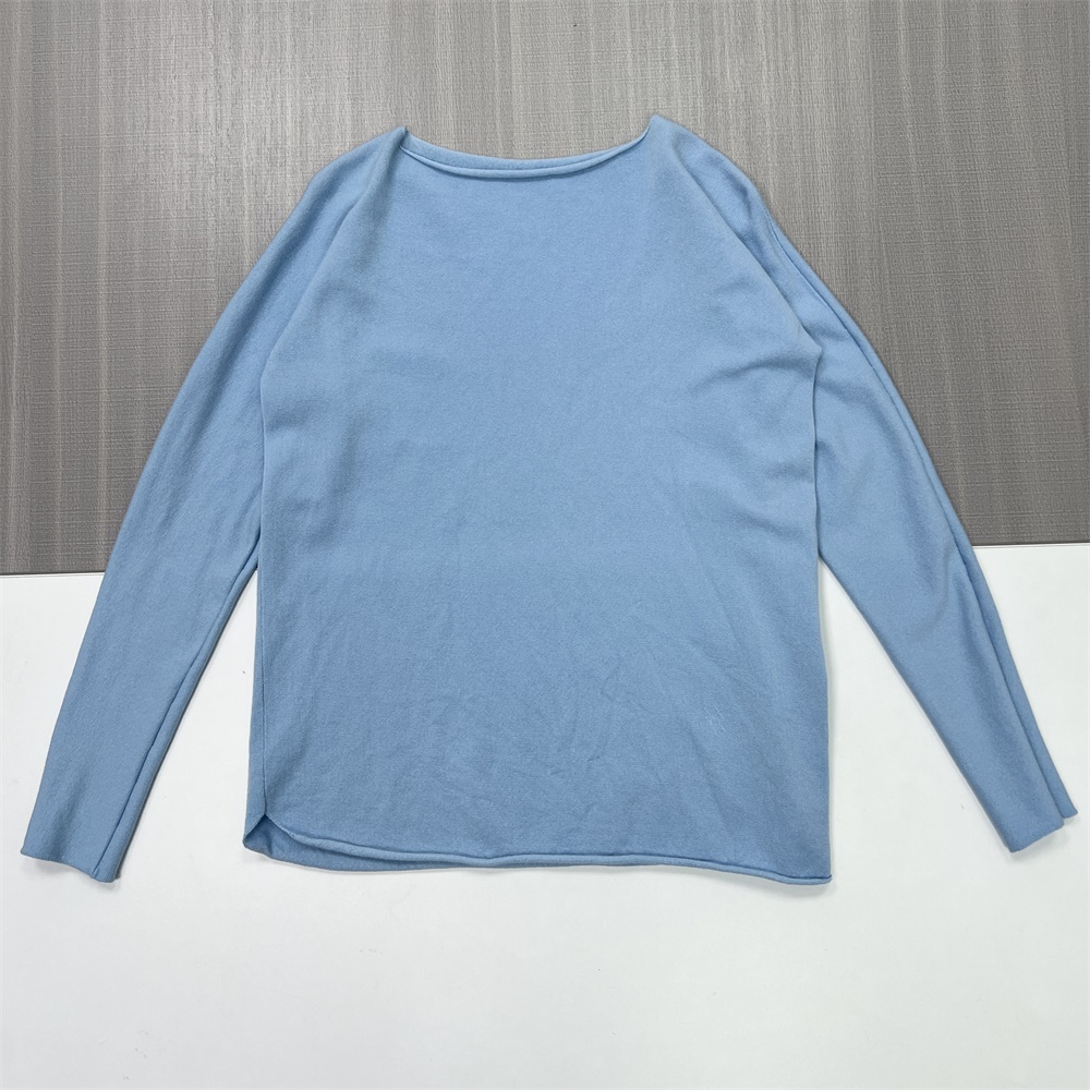 Женский светло-голубой вязаный топ с вырезом лодочкой (оверсайз, длинный рукав и разрез сбоку)