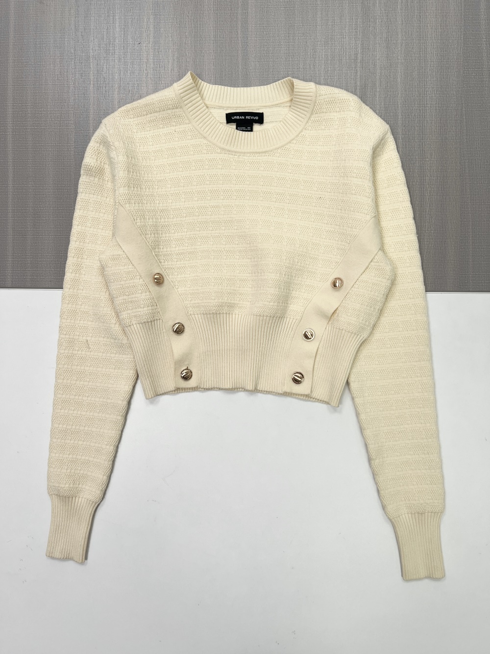 Женский свитер фактурной вязки цвета слоновой кости (укороченный крой, боковые пуговицы и круглый вырез)