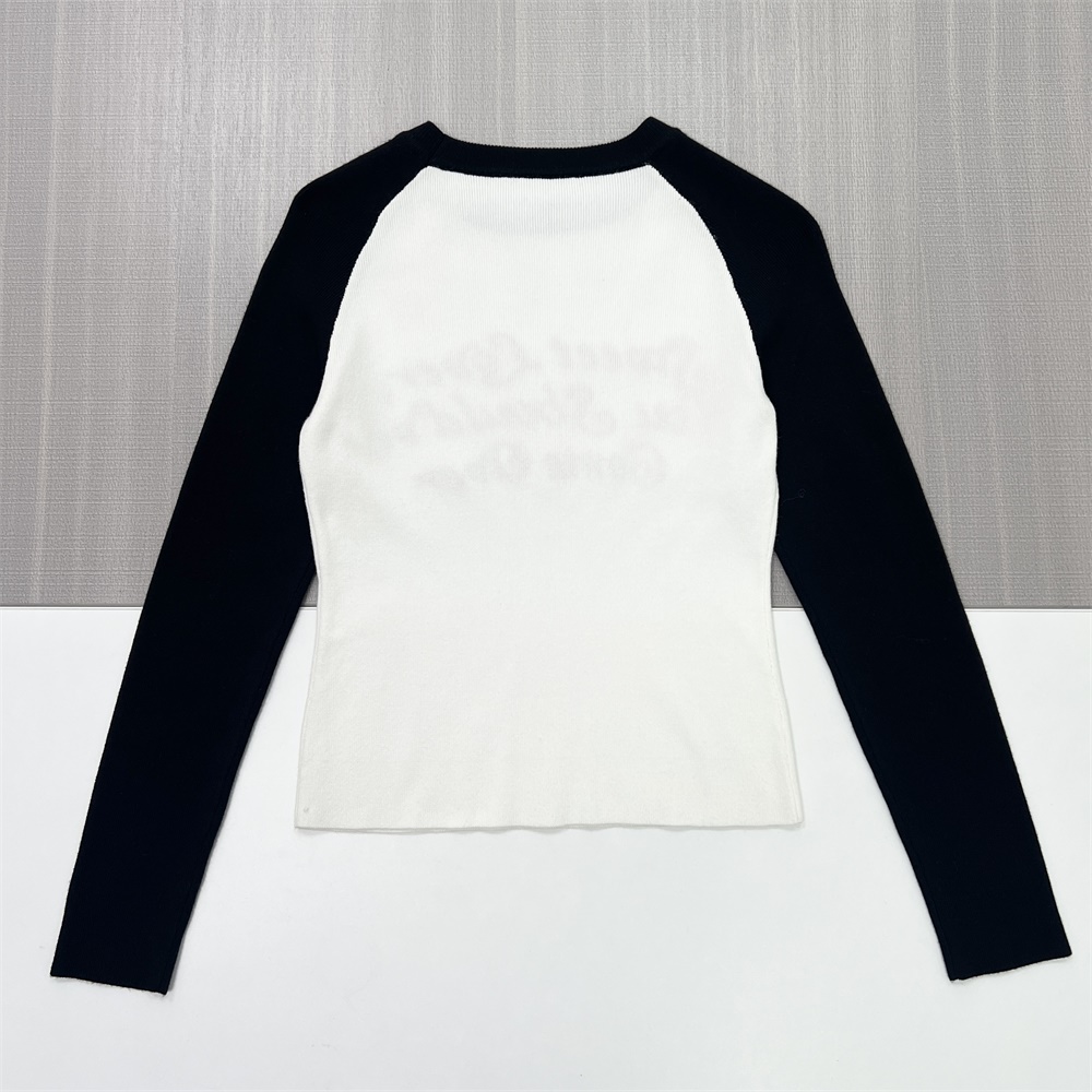 Женский черно-белый вязаный топ с рукавами реглан (приталенный крой, красная текстовая вышивка)