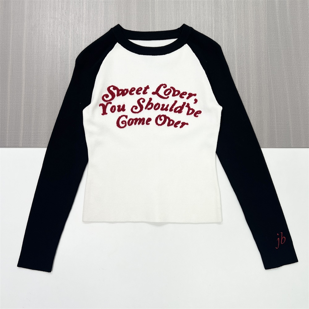 Женский черно-белый вязаный топ с рукавами реглан (приталенный крой, красная текстовая вышивка)