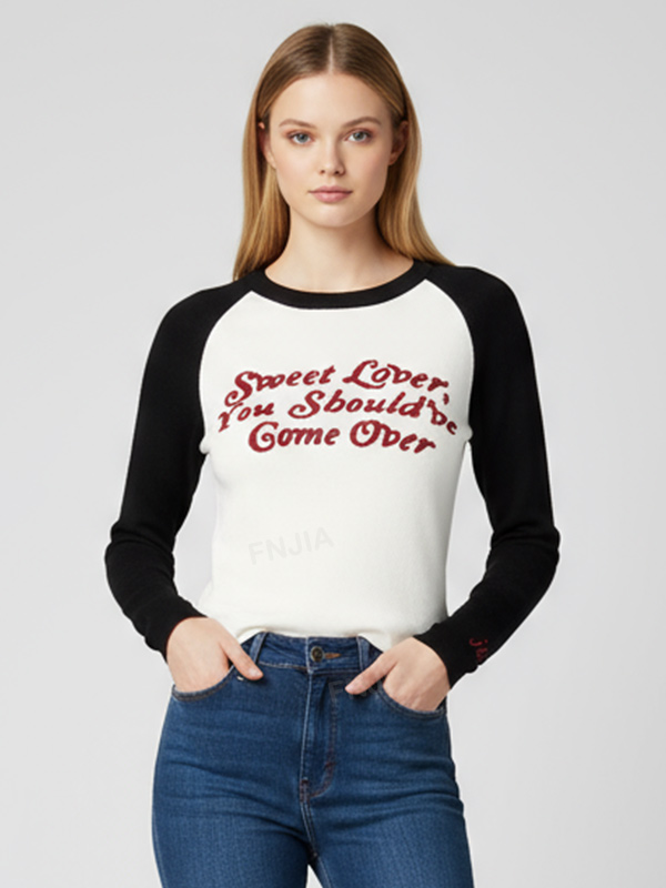 Женский черно-белый вязаный топ с рукавами реглан (приталенный крой, красная текстовая вышивка)