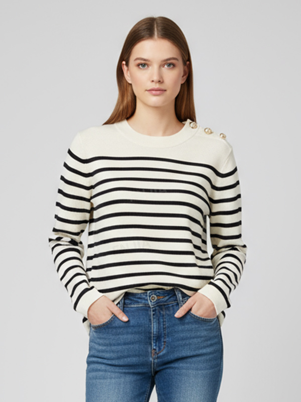 Женский вязаный свитер в полоску цвета слоновой кости и черного цвета (круглый вырез, пуговицы на плечах)