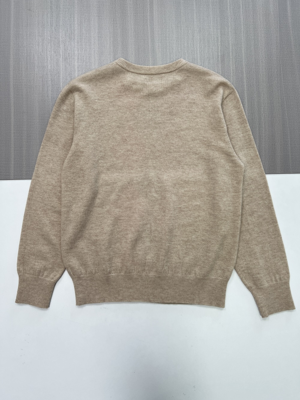 Женский бежевый свитер вязки "Аргайл" (круглый вырез, красно-оранжевый ромбовидный узор)