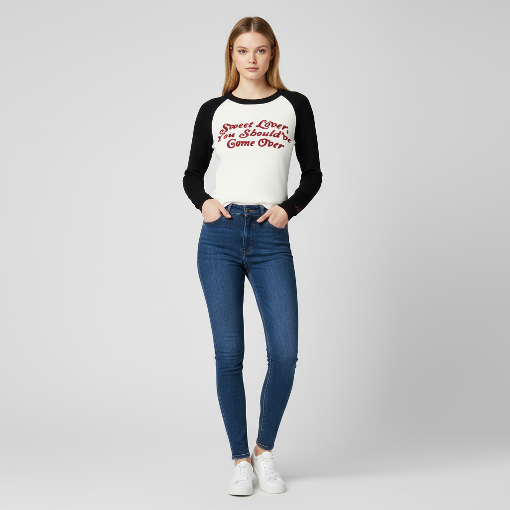 Женский черно-белый вязаный топ с рукавами реглан (приталенный крой, красная текстовая вышивка)