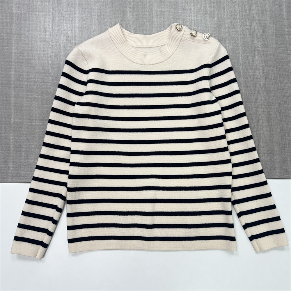 Женский вязаный свитер в полоску цвета слоновой кости и черного цвета (круглый вырез, пуговицы на плечах)