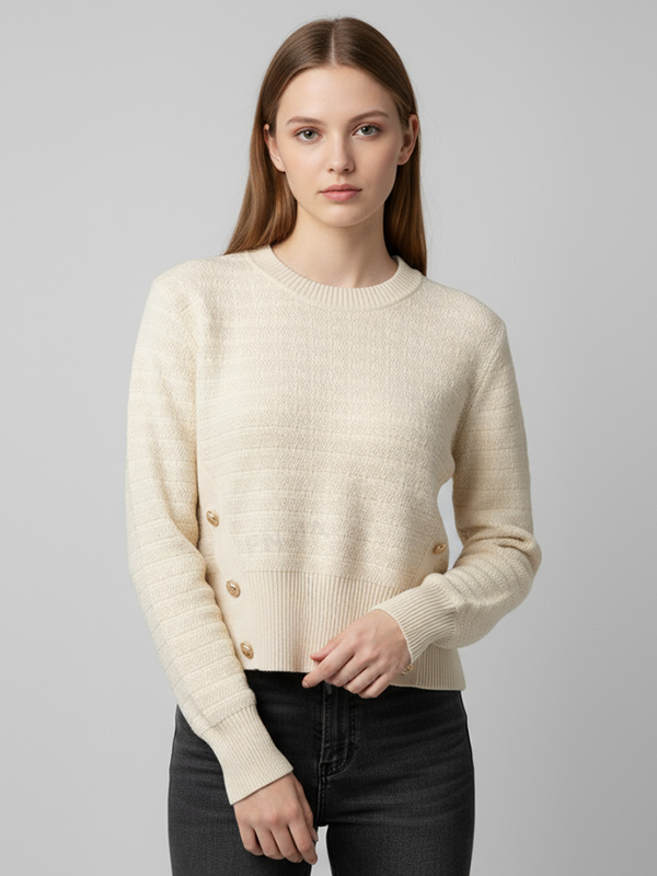 Женский свитер фактурной вязки цвета слоновой кости (укороченный крой, боковые пуговицы и круглый вырез)