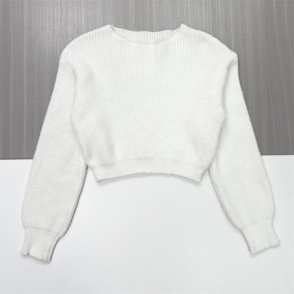 Женский белый вязаный свитер в рубчик (укороченный крой, пышные рукава и круглый вырез горловины)