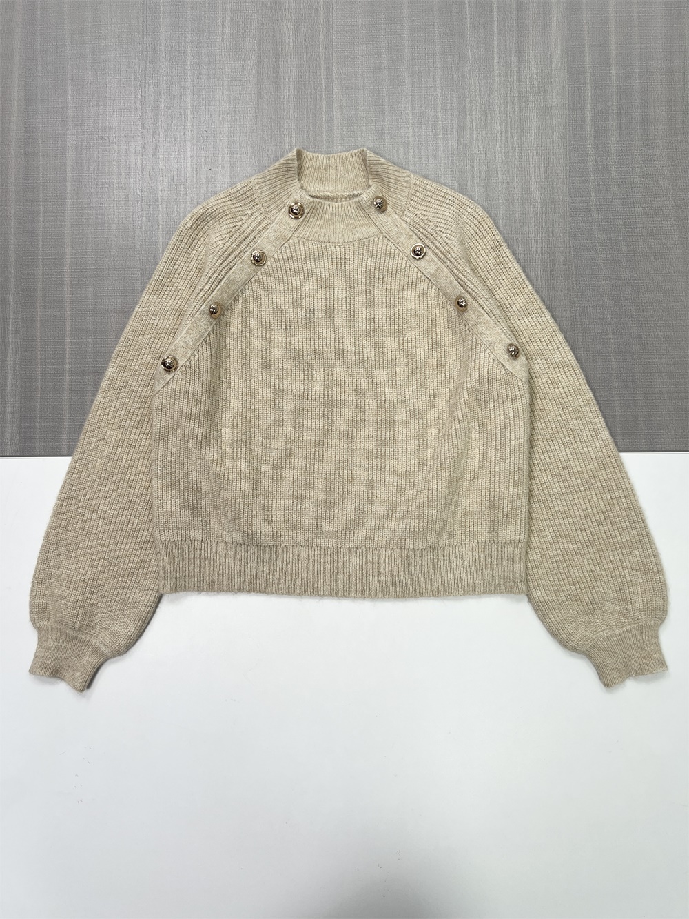 Женский бежевый вязаный свитер в рубчик (укороченный крой, пышные рукава и пуговицы на плечах)