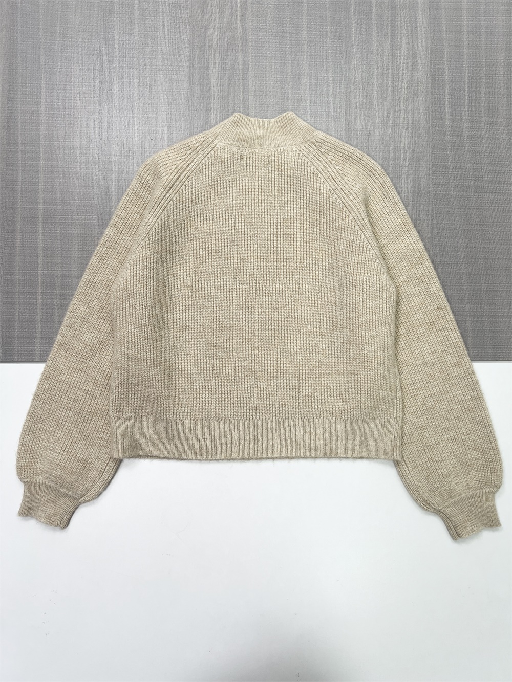 Женский бежевый вязаный свитер в рубчик (укороченный крой, пышные рукава и пуговицы на плечах)